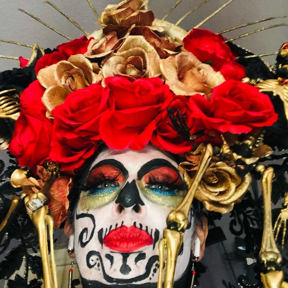 headpiece she has Gold and Red Roses the veil is black and gold lace - Picture 6 of 7